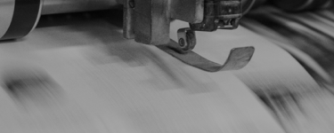 Fotografia de máquinas de impressão de jornais e revistas em funcionamento